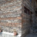 Alternating layers of wood and stone in&nbsp;walls