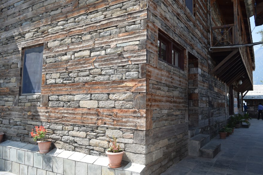 Alternating layers of wood and stone in walls
