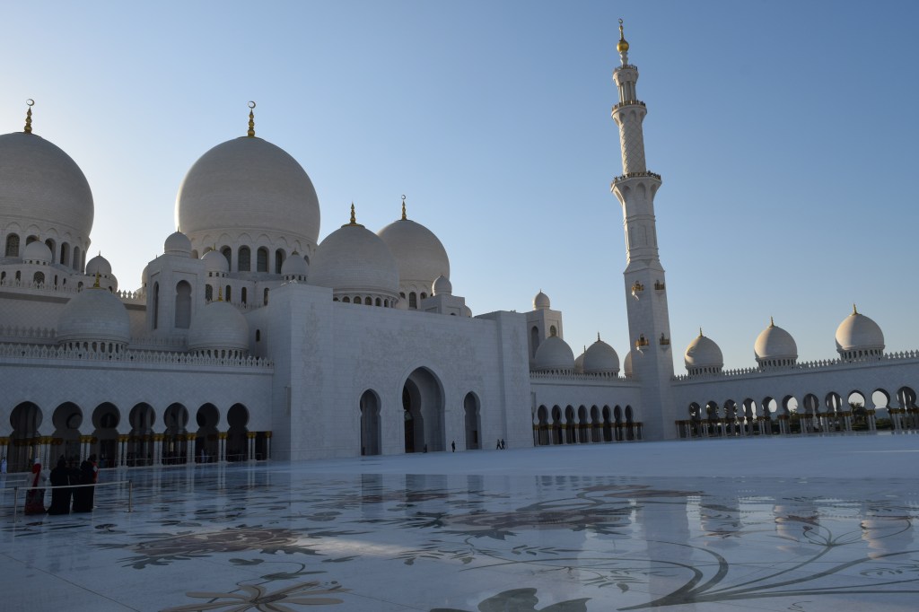 The large courtyard of Sheikh Zayed Mosque