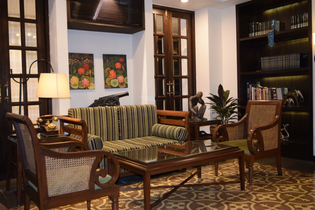 Seating arrangement with book shelves behind the chairs